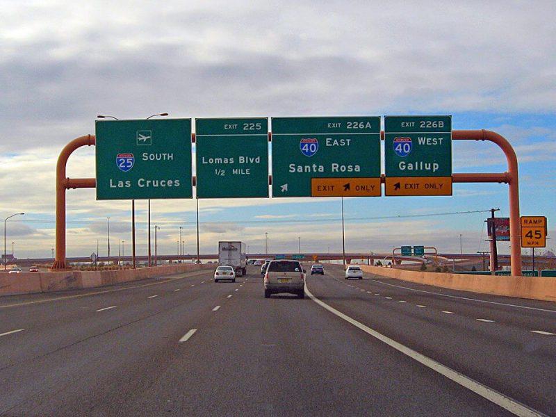 Interstate 25 (Παναμερικανικός αυτοκινητόδρομος) που πλησιάζει τον κόμβο Big I στο Αλμπουκέρκη, Νέο Μεξικό, ΗΠΑ